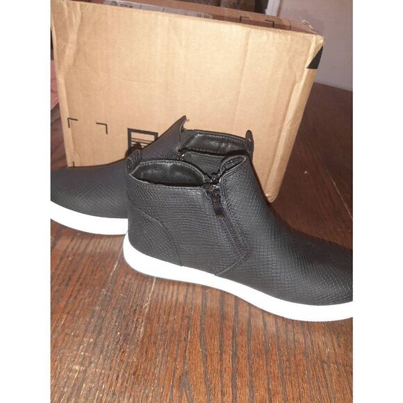 New Size 7 Black Side Zip Booties Shoes Ankle Boots - Picture 3 of 6